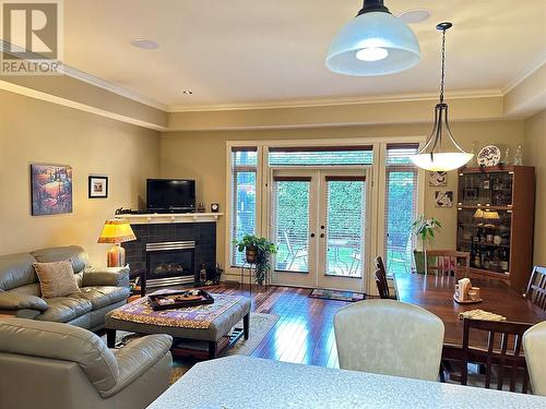 2629 Cornwall Drive Unit# 109, Penticton, BC - Indoor Photo Showing Living Room With Fireplace