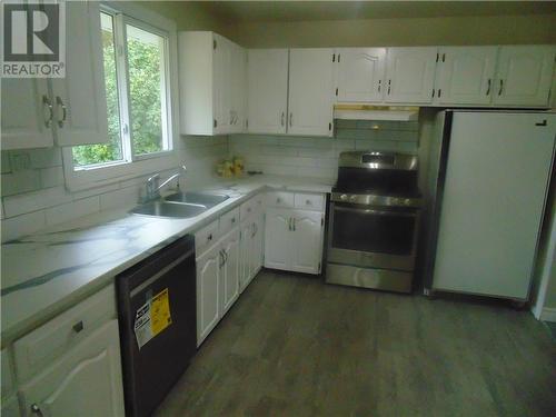 10 Fifth Street, Johnstown, ON - Indoor Photo Showing Kitchen With Double Sink