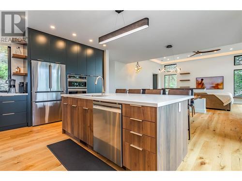 372 Clifton Road N, Kelowna, BC - Indoor Photo Showing Kitchen With Upgraded Kitchen