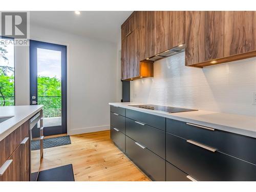 372 Clifton Road N, Kelowna, BC - Indoor Photo Showing Kitchen