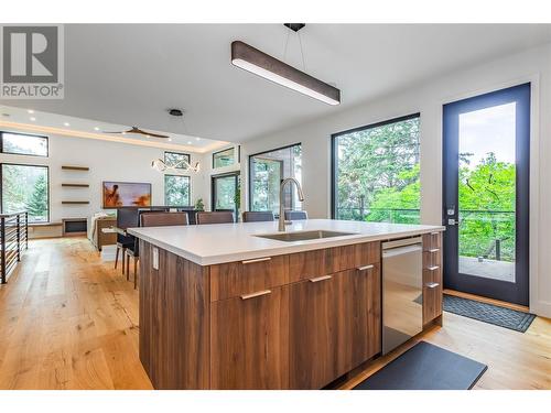 372 Clifton Road N, Kelowna, BC - Indoor Photo Showing Kitchen