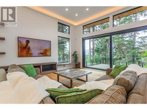 372 Clifton Road N, Kelowna, BC - Indoor Photo Showing Living Room