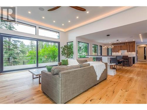 372 Clifton Road N, Kelowna, BC - Indoor Photo Showing Living Room