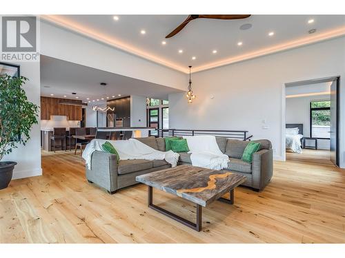 372 Clifton Road N, Kelowna, BC - Indoor Photo Showing Living Room