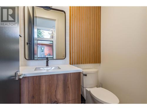 372 Clifton Road N, Kelowna, BC - Indoor Photo Showing Bathroom