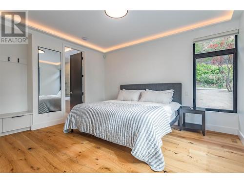 372 Clifton Road N, Kelowna, BC - Indoor Photo Showing Bedroom