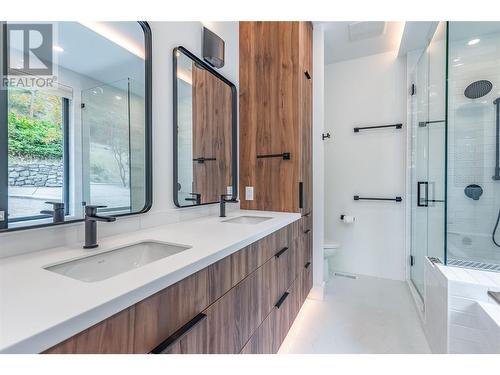 372 Clifton Road N, Kelowna, BC - Indoor Photo Showing Bathroom