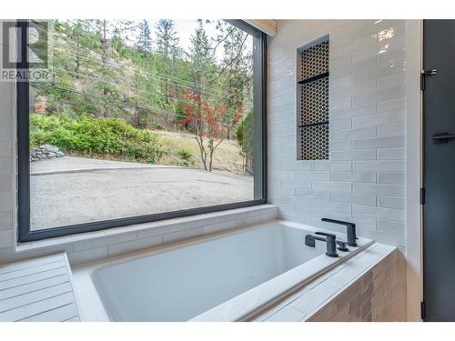 372 Clifton Road N, Kelowna, BC - Indoor Photo Showing Bathroom