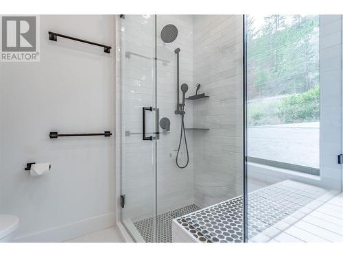 372 Clifton Road N, Kelowna, BC - Indoor Photo Showing Bathroom