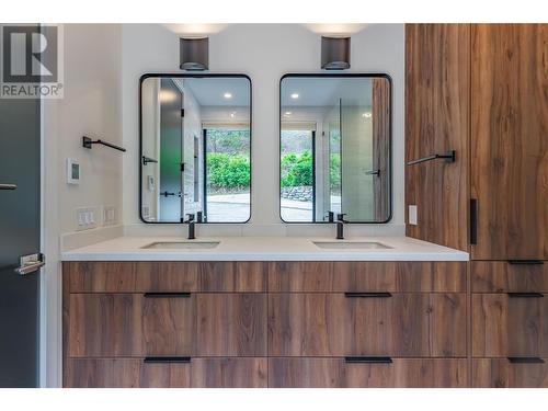 372 Clifton Road N, Kelowna, BC - Indoor Photo Showing Bathroom