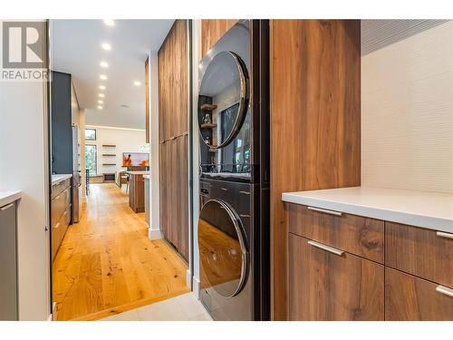 372 Clifton Road N, Kelowna, BC - Indoor Photo Showing Laundry Room