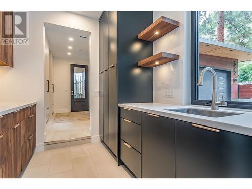 372 Clifton Road N, Kelowna, BC - Indoor Photo Showing Kitchen