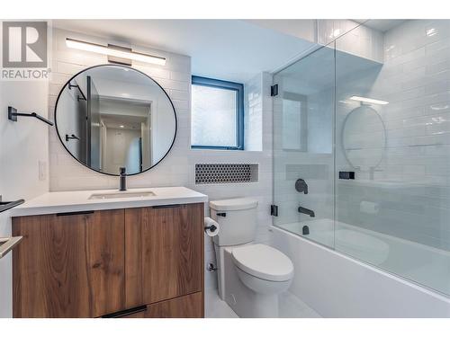 372 Clifton Road N, Kelowna, BC - Indoor Photo Showing Bathroom