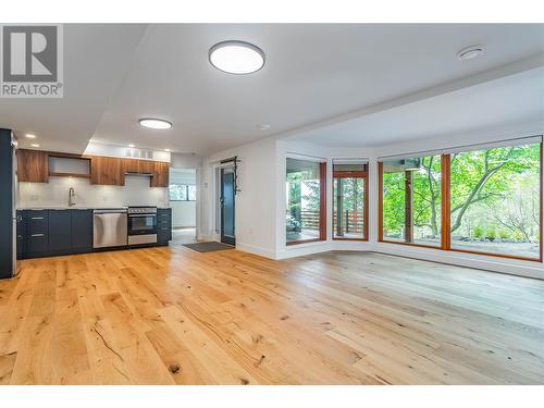 372 Clifton Road N, Kelowna, BC - Indoor Photo Showing Kitchen