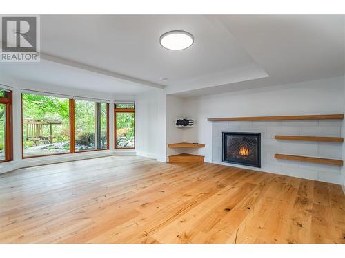 372 Clifton Road N, Kelowna, BC - Indoor Photo Showing Living Room With Fireplace