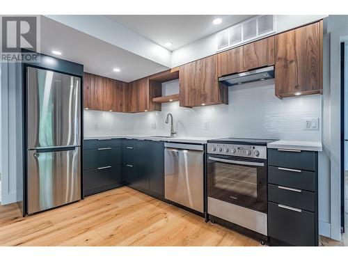 372 Clifton Road N, Kelowna, BC - Indoor Photo Showing Kitchen With Upgraded Kitchen