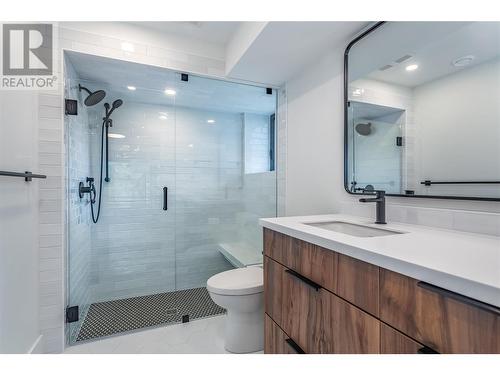 372 Clifton Road N, Kelowna, BC - Indoor Photo Showing Bathroom