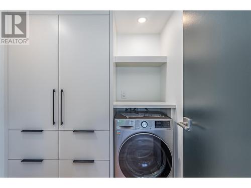 372 Clifton Road N, Kelowna, BC - Indoor Photo Showing Laundry Room