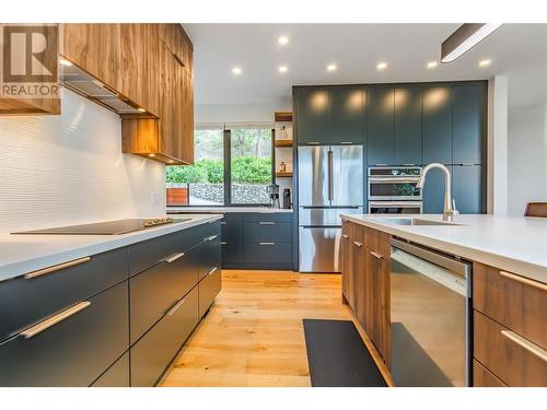 372 Clifton Road N, Kelowna, BC - Indoor Photo Showing Kitchen With Upgraded Kitchen