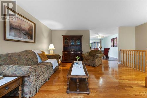 405 Sweezey Court, Pembroke, ON - Indoor Photo Showing Living Room