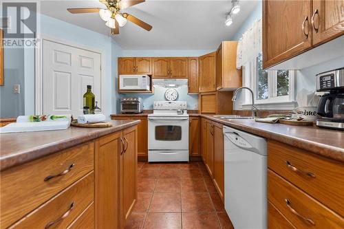 405 Sweezey Court, Pembroke, ON - Indoor Photo Showing Kitchen With Double Sink