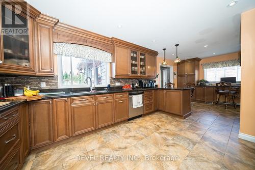 25 West Avenue, Hamilton, ON - Indoor Photo Showing Kitchen