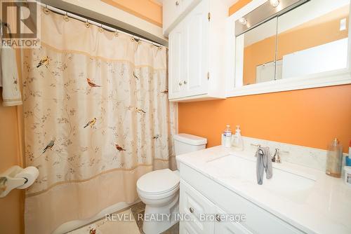 25 West Avenue, Hamilton, ON - Indoor Photo Showing Bathroom