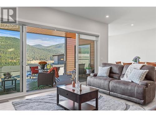 7141 Nakiska Drive, Vernon, BC - Indoor Photo Showing Living Room