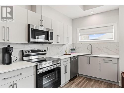 7141 Nakiska Drive, Vernon, BC - Indoor Photo Showing Kitchen With Double Sink With Upgraded Kitchen