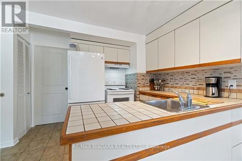 47 Cunningham Street, Thorold, ON - Indoor Photo Showing Kitchen With Double Sink