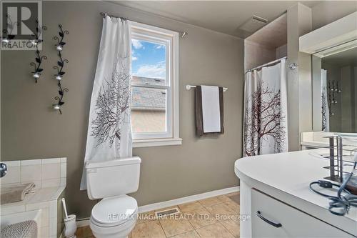 47 Cunningham Street, Thorold, ON - Indoor Photo Showing Bathroom