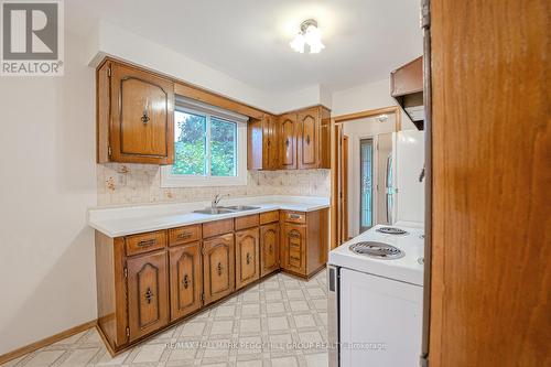 31 Mitchell Avenue, New Tecumseth, ON - Indoor Photo Showing Kitchen With Double Sink