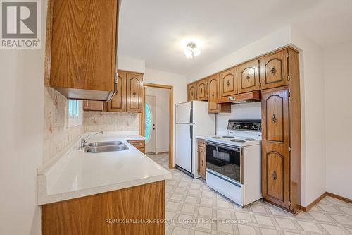 31 Mitchell Avenue, New Tecumseth, ON - Indoor Photo Showing Kitchen With Double Sink