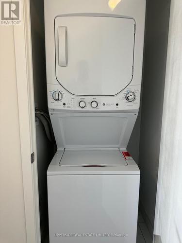 618 - 270 Dufferin Street, Toronto, ON - Indoor Photo Showing Laundry Room