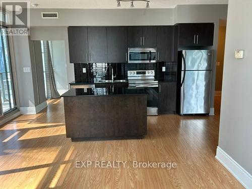 2105 - 65 Bremner Boulevard, Toronto, ON - Indoor Photo Showing Kitchen