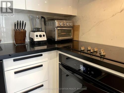 707 - 2091 Hurontario Street, Mississauga, ON - Indoor Photo Showing Kitchen