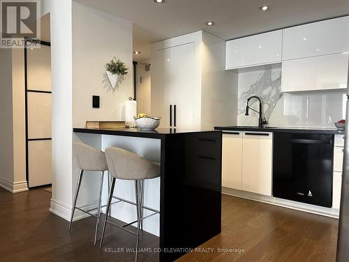 707 - 2091 Hurontario Street, Mississauga, ON - Indoor Photo Showing Kitchen