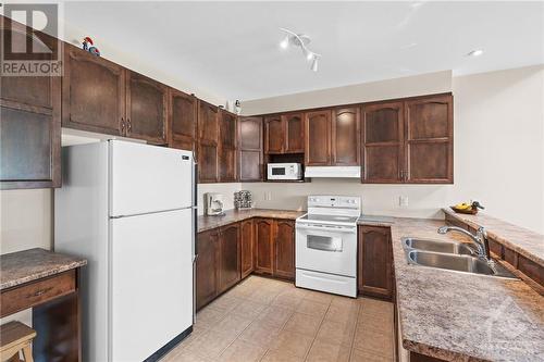 916 Eastboro Avenue, Ottawa, ON - Indoor Photo Showing Kitchen With Double Sink