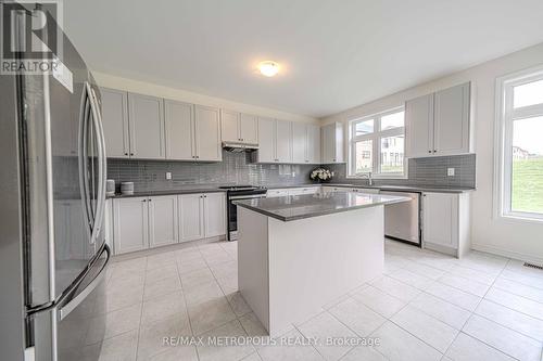 11 Upbound Court, East Gwillimbury, ON - Indoor Photo Showing Kitchen With Upgraded Kitchen