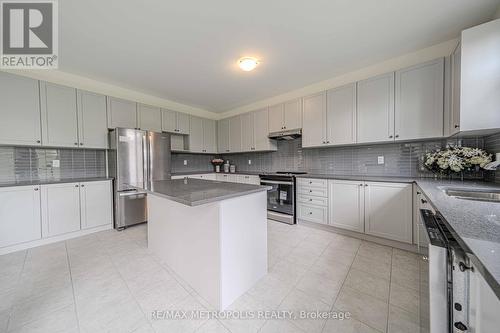 11 Upbound Court, East Gwillimbury, ON - Indoor Photo Showing Kitchen With Upgraded Kitchen