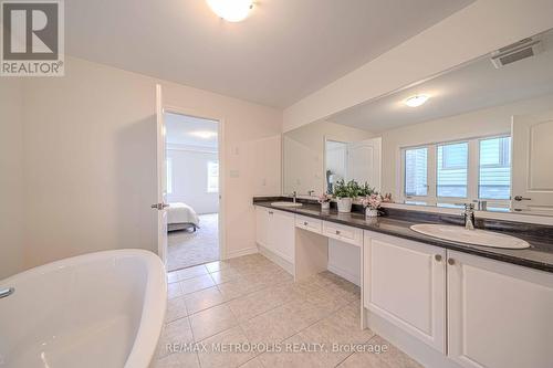 11 Upbound Court, East Gwillimbury, ON - Indoor Photo Showing Bathroom