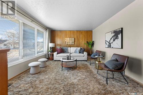 878 Edgar Street, Regina, SK - Indoor Photo Showing Living Room