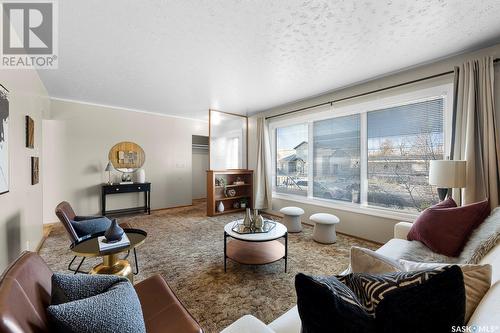 878 Edgar Street, Regina, SK - Indoor Photo Showing Living Room