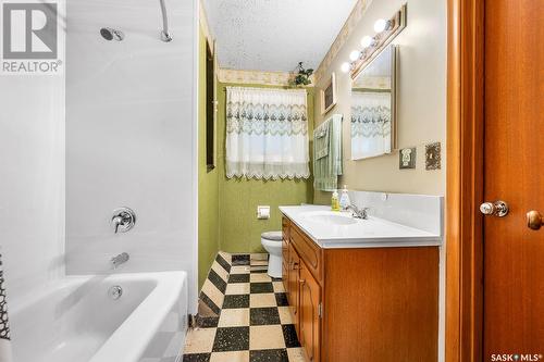 878 Edgar Street, Regina, SK - Indoor Photo Showing Bathroom