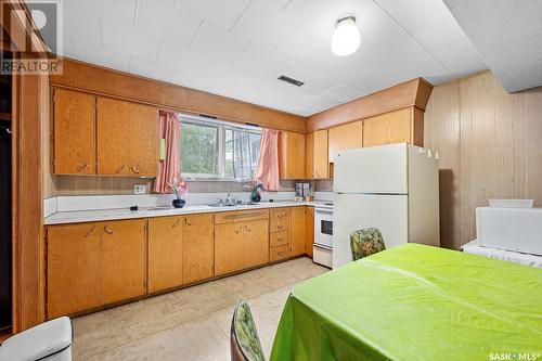 878 Edgar Street, Regina, SK - Indoor Photo Showing Kitchen With Double Sink