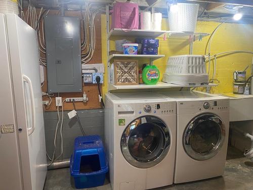 651 Shakespeare Street, Warfield, BC - Indoor Photo Showing Laundry Room