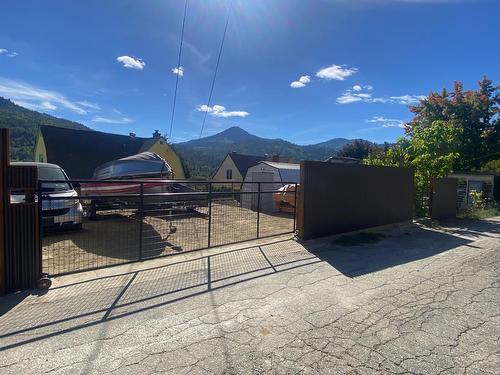 651 Shakespeare Street, Warfield, BC - Outdoor