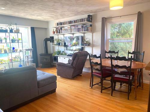 651 Shakespeare Street, Warfield, BC - Indoor Photo Showing Living Room