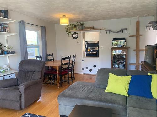 651 Shakespeare Street, Warfield, BC - Indoor Photo Showing Living Room