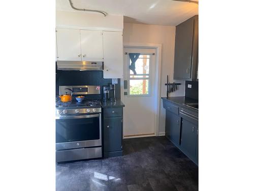 651 Shakespeare Street, Warfield, BC - Indoor Photo Showing Kitchen